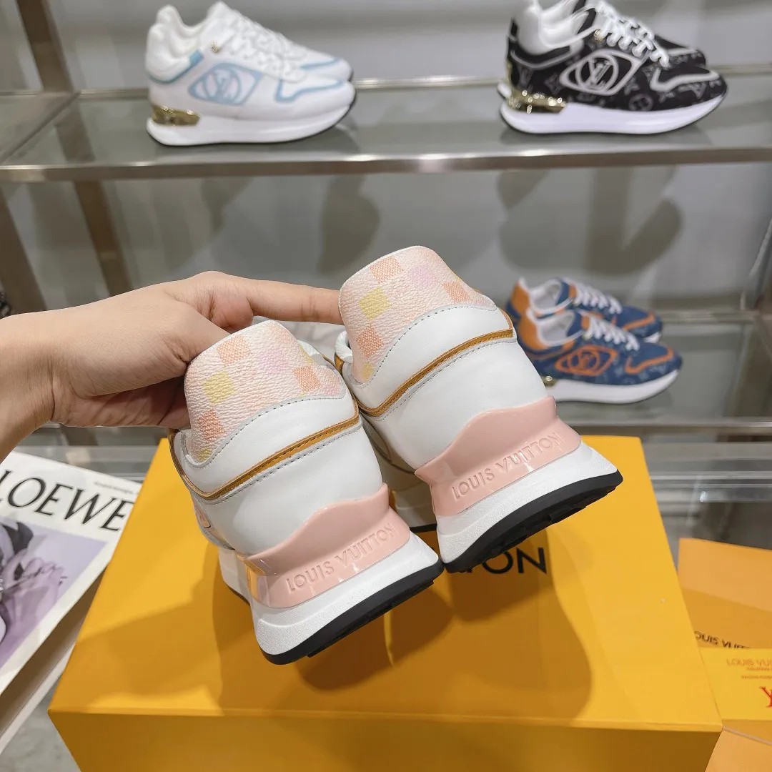 [L Family] P: 760💰Size 35-42 for women, 39-46 for men, (41.42 for women, 45.46 for men, customized) .LV Donkey Brand 🔥🔥LOUIS VUITTON Louis Vuitton's official website synchronizes the 2025 autumn and winter couple's models, which are now on the market, this Neo Run Away sneakers are inspired by running shoes, integrating LV's iconic must-have shoes into the trend. This version is a 1:1 replica of the original version. It is made of two-tone calfskin to highlight its simple lines and unique wedge outsole. Key details include the LV initials on the side and an engraved gold heel stabilizer on the back plus a 2cm hidden insole.